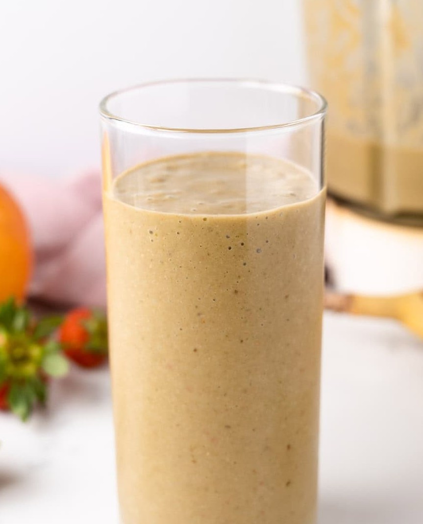 Maasika, mango, banaani ja maapähklivõi smuuti